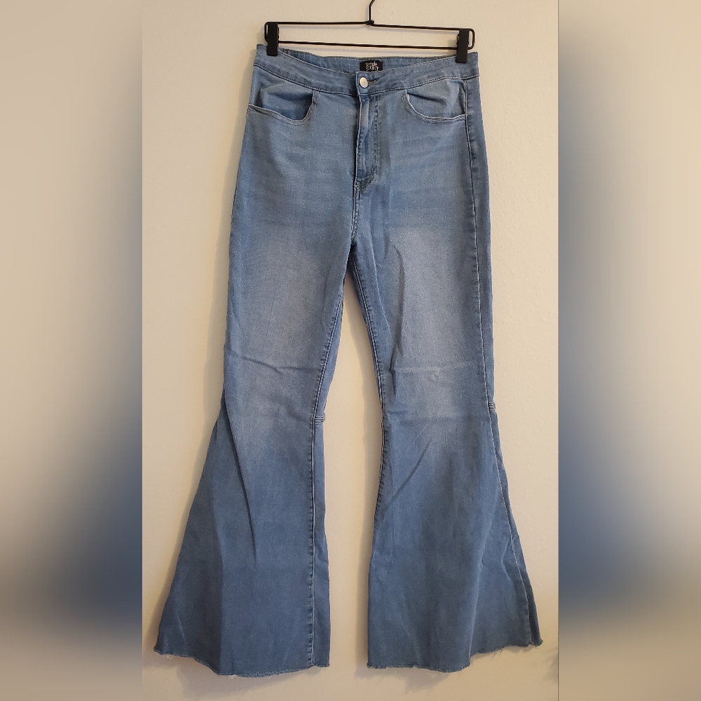Simple Society Boho 70s Y2K Light Wash Bellbottom Flare Jeans Raw Cut Hem, 29